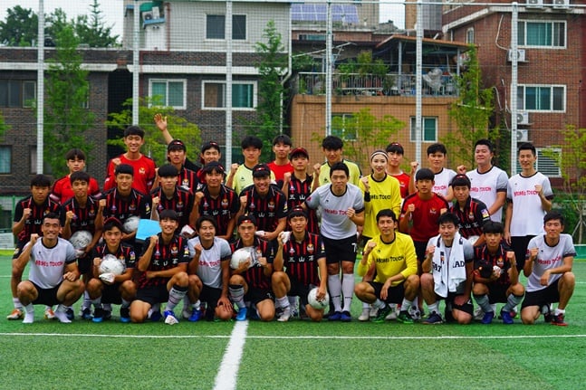 경기 후 단체사진을 찍는 군대스리가팀과 오산고 축구부 선수들.  /사진=H ENT