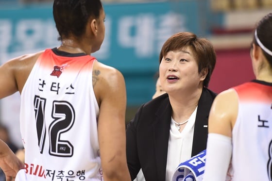 다미리스 단타스(왼쪽)와 유영주 감독(가운데). /사진=WKBL