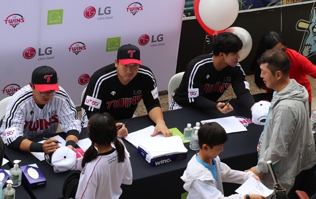 LG 트윈스 선수들의 팬사인회 모습. /사진=LG 트윈스 제공