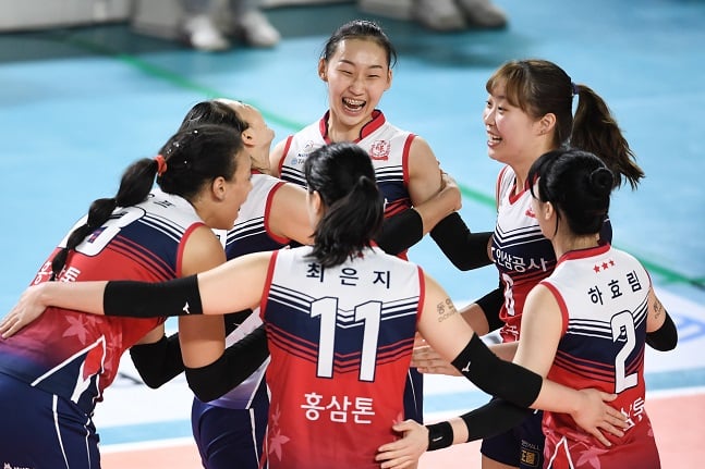 인삼공사 선수들이 25일 대전에서 열린 V리그 기업은행전 득점 후 기뻐하고 있다. /사진=KOVO