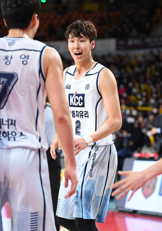 전주 KCC의 송교창(오른쪽). /사진=KBL
