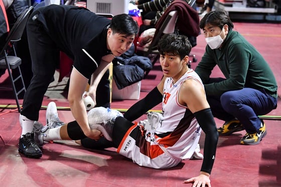 부산 KT의 양홍석(가운데). /사진=KBL