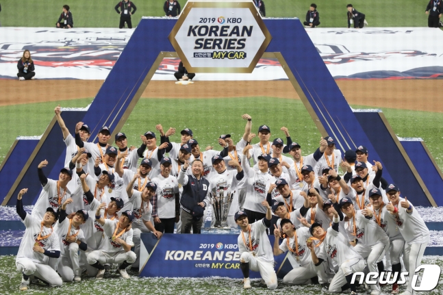 2019 한국시리즈 우승 후 기뻐하는 두산 선수단. /사진=뉴스1
