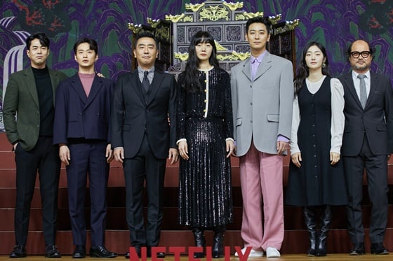 넷플릭스 오리지널 시리즈 '킹덤' 시즌 2에 출연하는 배우 전석호, 김성규, 류승룡, 배두나, 주지훈, 김혜준, 김상호(왼쪽부터) /사진제공=넷플릭스