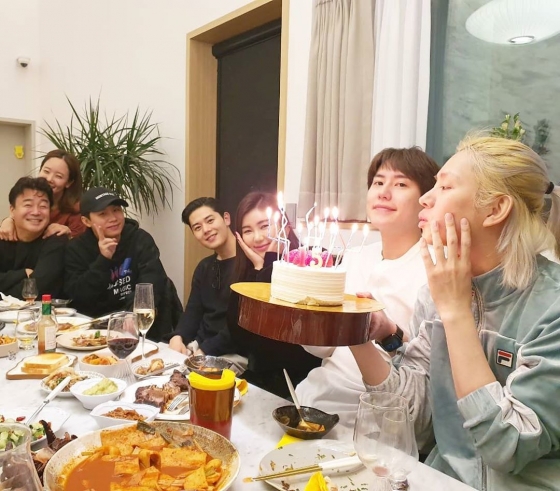 /사진=김희철 인스타그램 (왼쪽부터 백종원 소유진 양세형 김동준 송가인 규현)