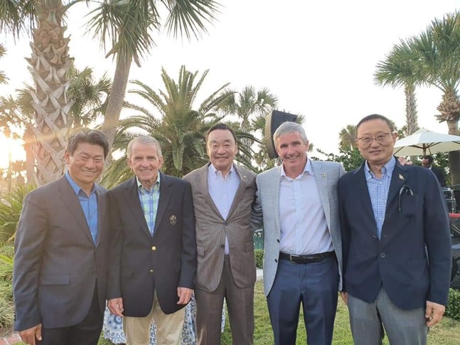 왼쪽부터 KPGA 최경주 부회장, PGA투어 팀 핀첨 전 커미셔너, 구자철 회장, PGA투어 제이 모나한 커미셔너, KPGA 안정모 이사. /사진=KPGA