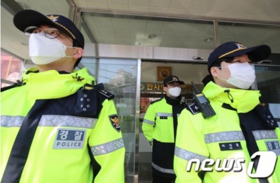 /사진=뉴스1 자료사진(환자 57명과 직원 등 모두 74명이 신종 코로나바이러스 감염증(코로나19) 확진 결과가 나온 대구 서구 한사랑요양병원 입구에서 18일 오전 경찰이 출입을 통제하고 있다)
