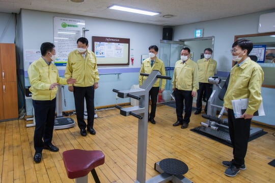 분당올림픽센터를 둘러보고 있는 조재기 국민체육진흥공단 이사장(왼쪽 두번째)과 직원들/사진제공=국민체육진흥공단