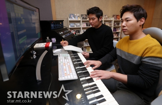 (왼쪽부터) 프로듀싱팀 플레이사운드 멤버 알고보니 혼수상태, 김지환 / 사진=김휘선 기자