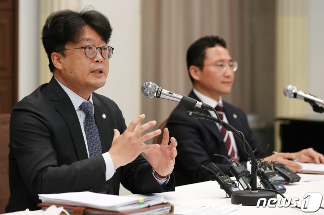안병한 변호사(왼쪽)와 전홍근 변호사가 19일 서울 프레스센터에서 기자회견을 갖고 있다. /사진=뉴스1