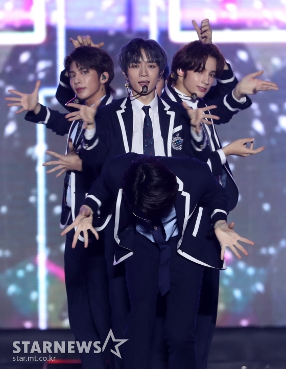 아이돌그룹 투모로우바이투게더가 2019년 11월 26일(현지시간) 베트남 하노이 미딩 국립경기장에서 스타뉴스 주최로 열린 '2019 아시아 아티스트 어워즈 인 베트남'(2019 Asia Artist Awards in Vietnam)에 참석해 멋진 무대를 선보이고 있다. /하노이(베트남)=김휘선 기자