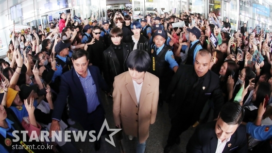 아이돌그룹 투모로우바이투게더가 2019년 11월 26일(이하 현지시각) 베트남 하노이 미딩 국립경기장에서 열린 스타뉴스 주최 '2019 아시아 아티스트 어워즈 인 베트남'(2019 Asia Artist Awards in Vietnam) 참석을 위해 2019년 11월 25일 노이바이 공항으로 입국하고 있다. /하노이(베트남)=김창현 기자