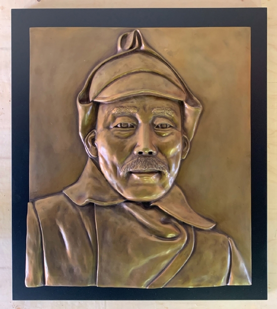 봉오동 전투 100주년을 기념하여 카자흐스탄 크질오르다 주립과학도서관 한국홀에 기증한 홍범도 장군 대형 부조작품 /사진제공=서경덕 교수