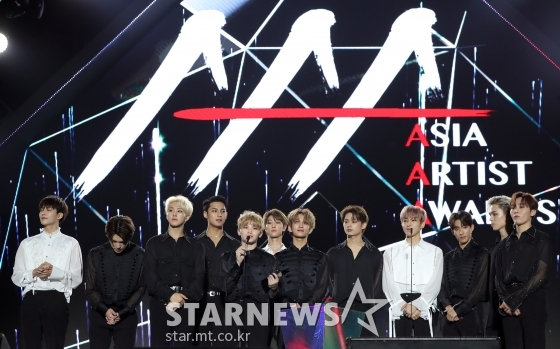 그룹 세븐틴이 지난해 11월 베트남 하노이 미딩 국립경기장에서 스타뉴스 주최로 열린 '2019 아시아 아티스트 어워즈 인 베트남(2019 Asia Artist Awards in Vietnam)'에서 올해의 앨범상 수상 후 소감을 말하고 있다. / 사진=하노이(베트남)=이기범 기자 leekb@