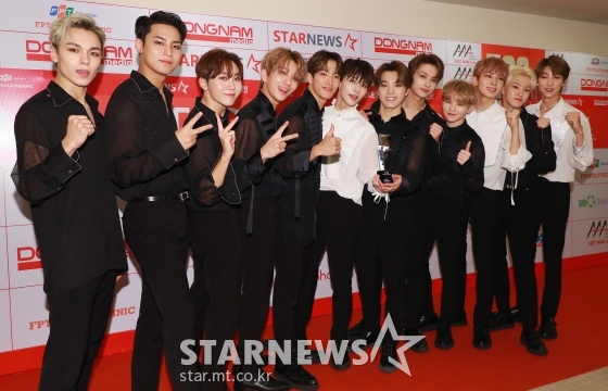 그룹 세븐틴이 지난해 11월 베트남 하노이 미딩 국립경기장에서 스타뉴스 주최로 열린 '2019 아시아 아티스트 어워즈 인 베트남'(2019 Asia Artist Awards in Vietnam)에 참석해 올해의 앨범상을 수상한 뒤 기념촬영을 하고 있다. / 사진=이동훈 기자 photoguy@
