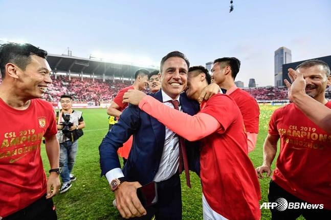 지난 2019시즌 중국슈퍼리그 우승을 차지한 직후 기뻐하는 광저우 헝다 선수들과 파비오 칸나바로 감독(가운데). /AFPBBNews=뉴스1