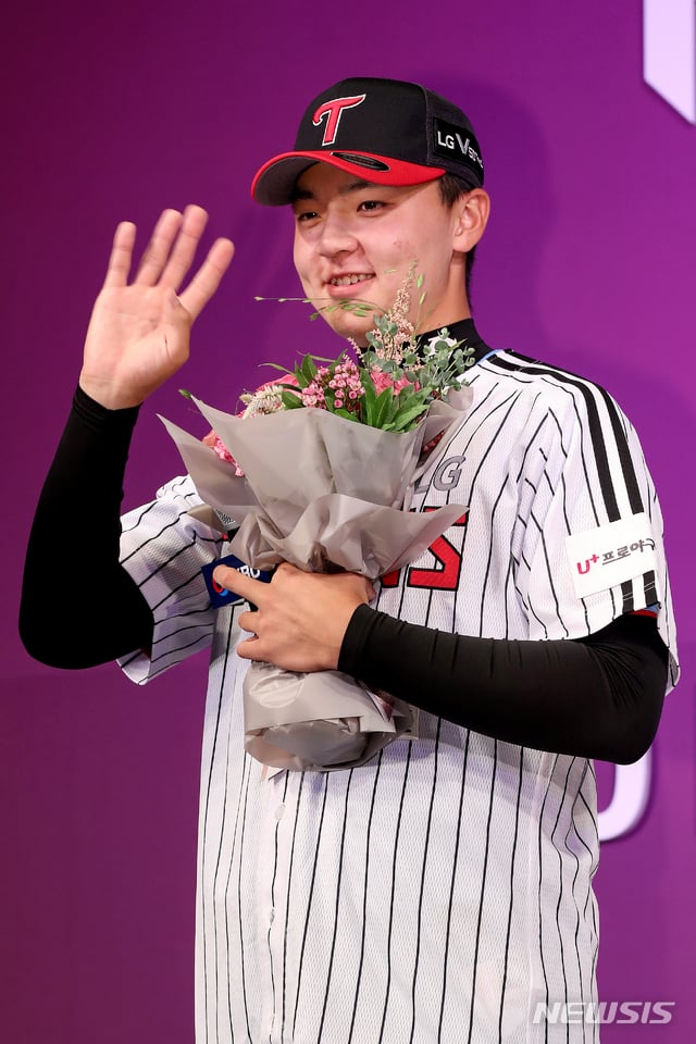 지난해 8월 26일 서울 중구 웨스틴 조선호텔 서울에서 열린 2020 KBO 신인 드래프트에서 이민호(휘문고)가 안녕 세리머니를 하고 있다. /사진=뉴시스