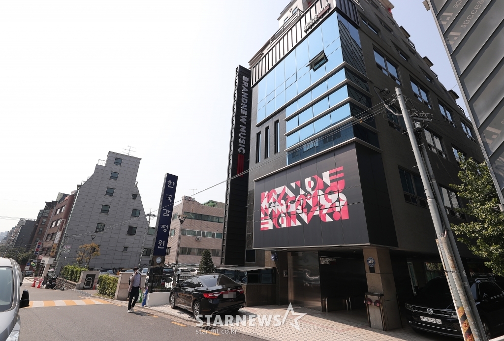 코로나19 확산 방지 '사회적 거리두기'로 한산한 브랜뉴뮤직 사옥 / 사진=김창현 기자