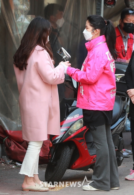 남편 지상욱 후보 선거 유세에 함께 나선 배우 심은하 / 사진=이동훈 기자