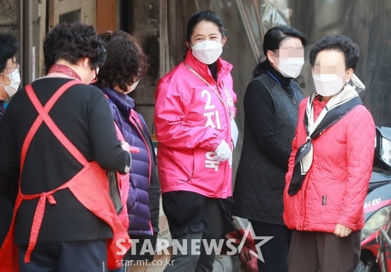 남편 지상욱 후보 선거 유세에 함께 나선 배우 심은하 / 사진=이동훈 기자