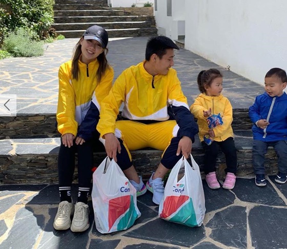 우레이 가족들. 우레이 아내(맨 왼쪽). /사진=중국 시나스포츠 캡처