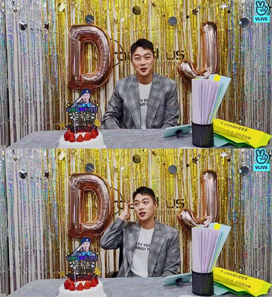 윤두준 /사진=하이라이트 네이버 V라이브 캡처