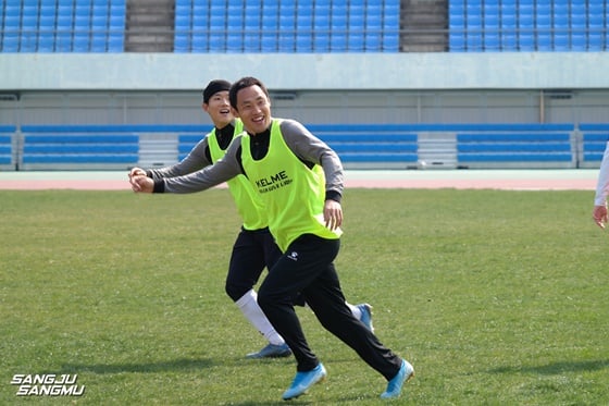 문선민(오른쪽). /사진=상주 상무 제공