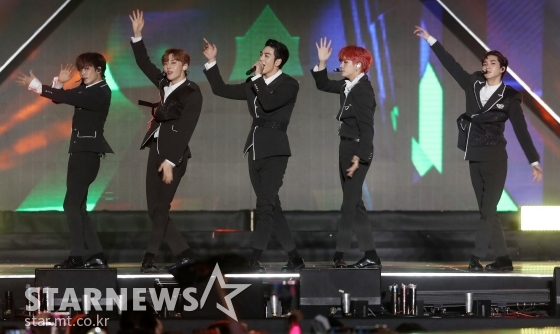그룹 뉴이스트가 지난해 11월 16일 베트남 하노이 미딩 국립경기장에서 스타뉴스 주최로 열린 2019 AAA in Viertnam에 참석해 수상 이후 멋진 축하 무대를 선보이고 있다. / 사진=김휘선 기자 hwijpg@