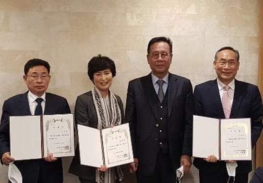 조한호 회장(오른쪽 두번째)대한승마협회 신임 회장과 선입장을 받은 안성국(오른쪽) 정정희, 전영중 부회장이 포즈를 취하고 있다./사진제공=대한승마협회