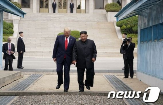 /사진=뉴스1 자료화면(2019년 6월30일 도널드 트럼프 미국 대통령이 판문점을 방문해 북측에서 악수를 나눈 후 김정은 북한 국무위원장과 함께 남측으로 넘어오고 있다)