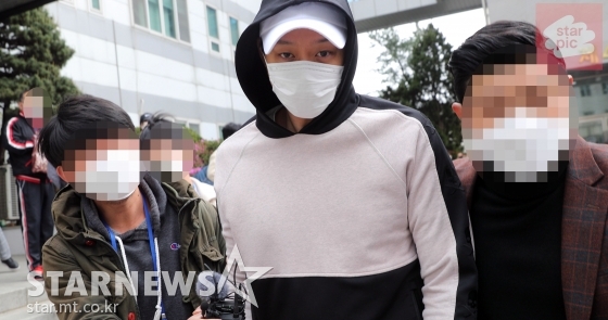 가수 박유천이 지난 22일 오후 경기도 의정부지방법원에서 열린 감치 재판에 참석을 마치고 나서고 있다. /의정부(경기)=임성균 기자