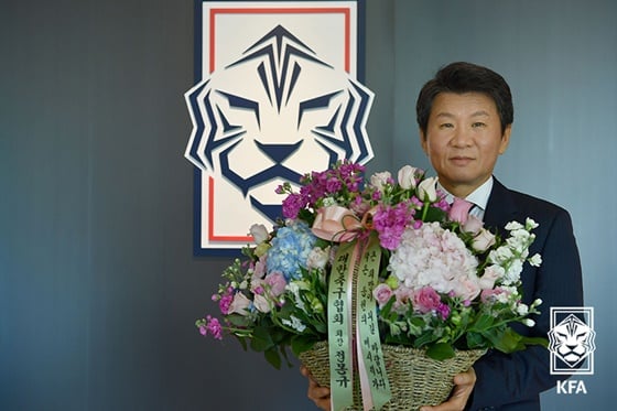 플라워 버킷 챌린지에 참여한 정몽규 대한축구협회장. /사진=KFA 제공