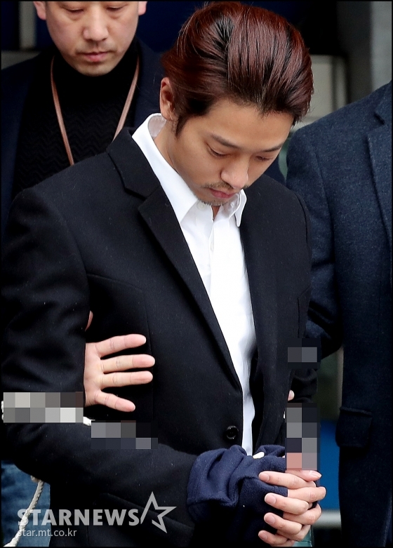 성관계 동영상 불법 촬영 및 유포 혐의로 구속된 가수 정준영이 서울 종로경찰서에서 서울지방검찰청으로 송치되고 있다. /사진=김창현 기자