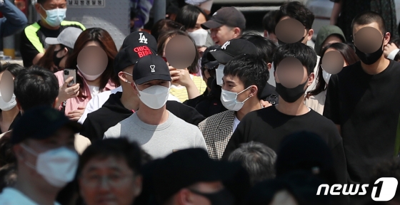 그룹 비투비 임현식이 11일 충남 논산훈련소 입소 전 멤버들과 포옹하고 있다./사진=뉴스1