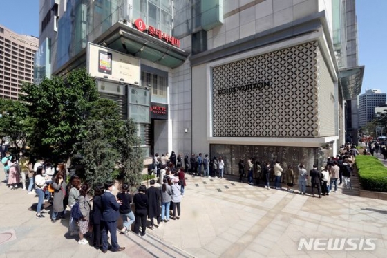 /사진=뉴시스 자료화면(샤넬 가격인상을 하루 앞둔 13일 오전 서울 중구 롯데백화점 본점 앞에서 입장을 기다리는 시민들이 줄 서 기다리고 있다)