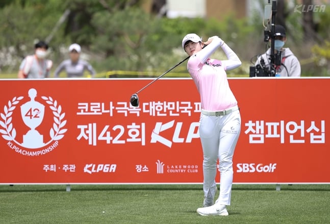 1번홀 티샷하는 박성현./사진=KLPGA
