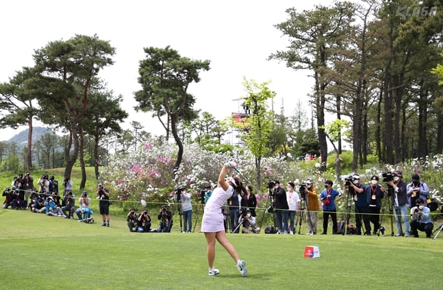 취재진만 가득한 1번홀의 모습./사진=KLPGA
