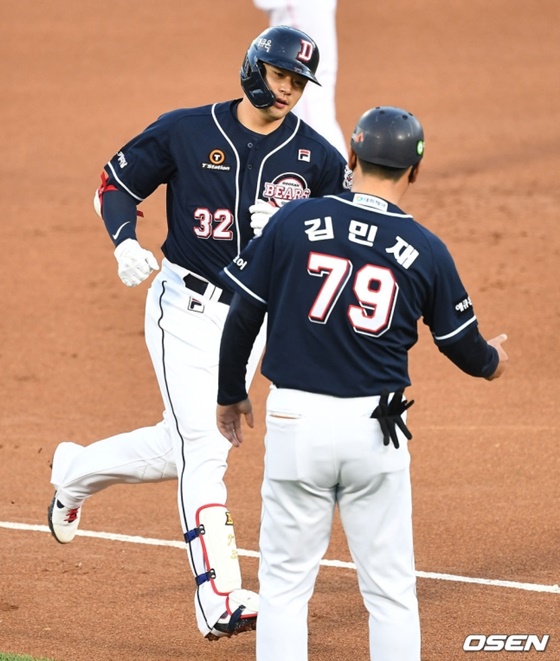 두산 베어스의 핵심 김재환(왼쪽). /사진=OSEN