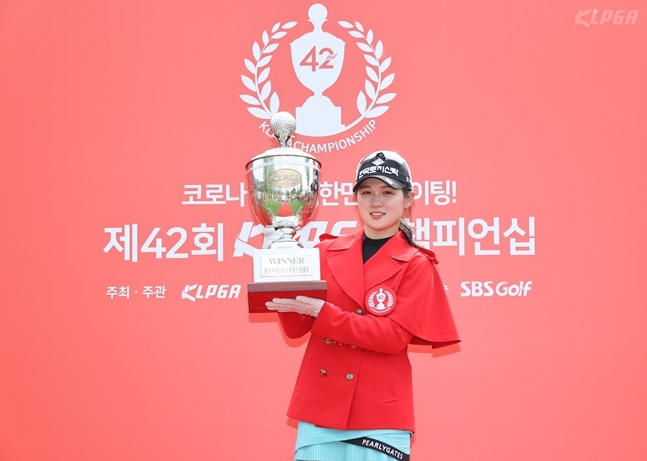 우승 트로피를 들고 포즈를 취하는 박현경./사진=KLPGA