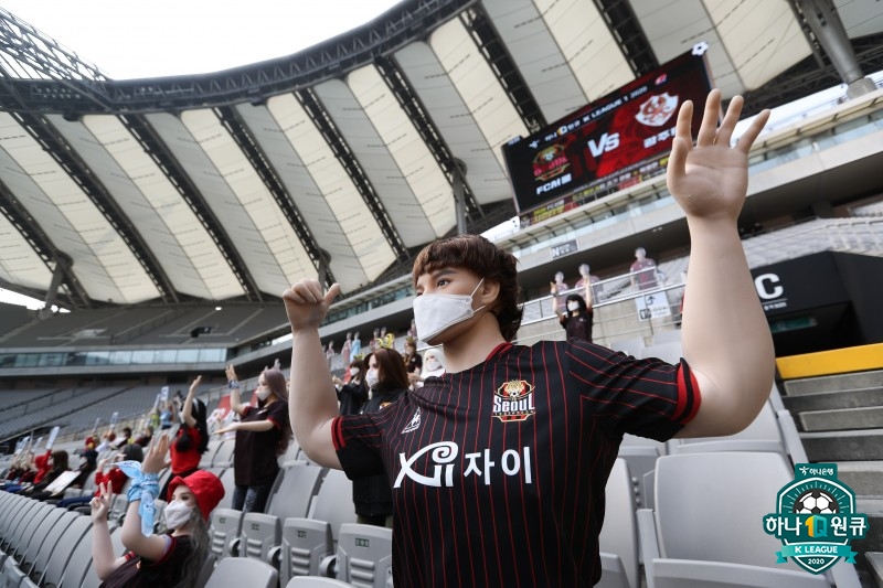 서울월드컵경기장에 설치된 마네킹들. /사진=한국프로축구연맹 제공