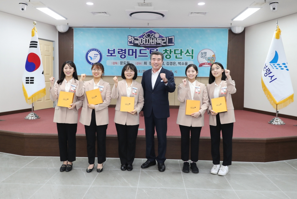 (왼쪽부터) 문도원 감독, 최정 9단, 강다정 2단, 김동일 보령시장, 김경은 초단, 박소율 초단. /사진=한국기원 제공