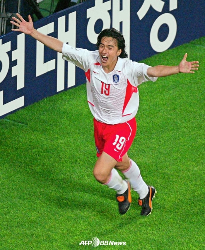 2002 한일월드컵 이탈리아와 16강전에서 골든골을 터트린 뒤 환호하는 안정환. /AFPBBNews=뉴스1