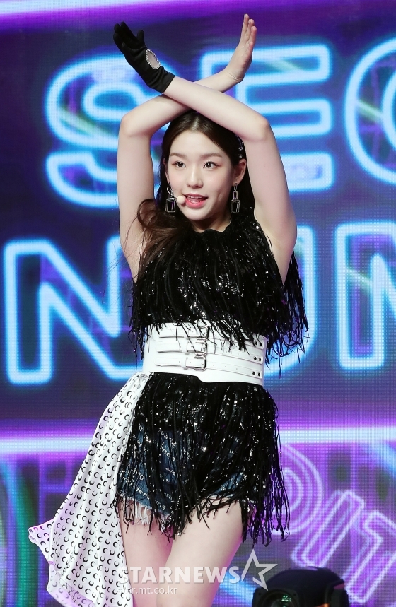  걸그룹 시크릿넘버 수담이 19일 오후 서울 강남구 청담동 일지아트홀에서 열린 데뷔 싱글앨범 '후 디스?(Who Dis?)' 발매기념 쇼케이스에서 멋진 무대를 선보이고 있다. / 사진=김창현 기자 chmt@