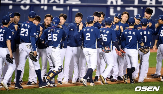 19일 잠실 두산전 승리 후 하이파이브를 나누는 NC 선수단.