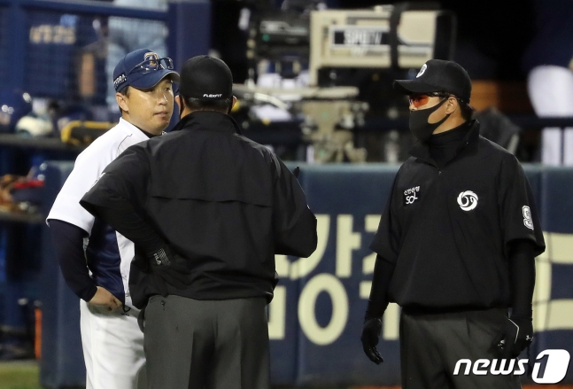 이동욱 NC 감독이 심판에게 어필하는 장면. /사진=뉴스1
