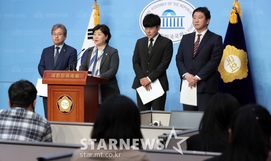  더불어민주당 서영교 의원이 22일 오전 서울 여의도 국회 소통관에서 故 구하라 오빠 구호인 씨와 함께  '구하라법' 통과 촉구 기자회견을 하고 있다. / 사진=김창현 기자 chmt@