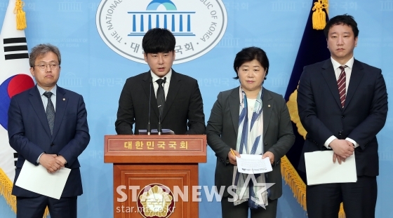 故 구하라 오빠 구호인 씨가 22일 오전 서울 여의도 국회 소통관에서 서영교 더불어민주당 의원과 함께 '구하라법' 통과 촉구 기자회견을 하고 있다. / 사진=김창현 기자 chmt@