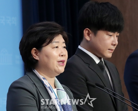 더불어민주당 서영교 의원이 22일 오전 서울 여의도 국회 소통관에서 故 구하라 오빠 구호인 씨와 함께 '구하라법' 통과 촉구 기자회견을 하고 있다. / 사진=김창현 기자 chmt@