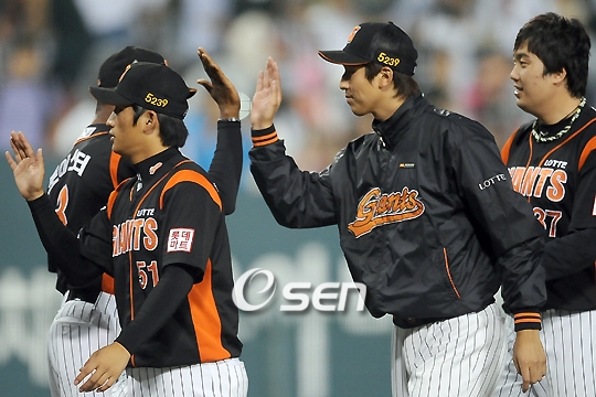 2009년 9월 20일 잠실 두산전에서 5⅔이닝 1실점 호투를 펼친 배장호(오른쪽에서 두 번째)가 데뷔 첫 선발승을 따낸 뒤 로이스터 당시 롯데 감독과 하이파이브를 하고 있다.