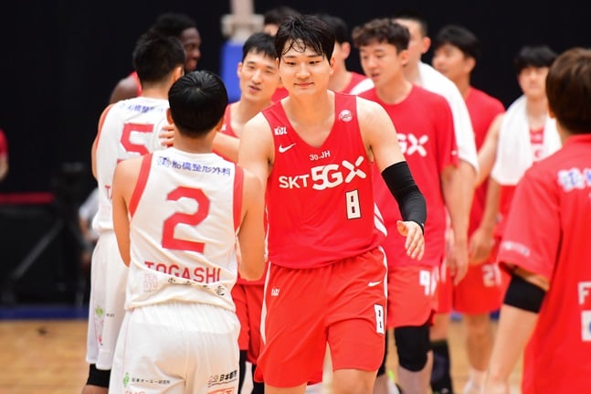 지난해 9월 마카오에서 열린 '터리픽12' 지바 제츠 경기 후 인사를 나누는 서울 SK 안영준. /사진=KBL 제공